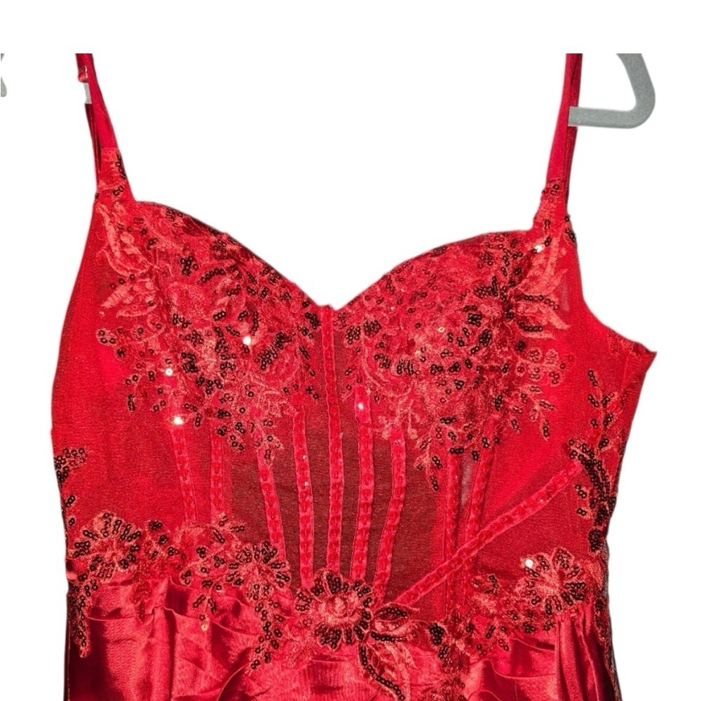 Elegant Red Evening Gown - Picture 4 of 5